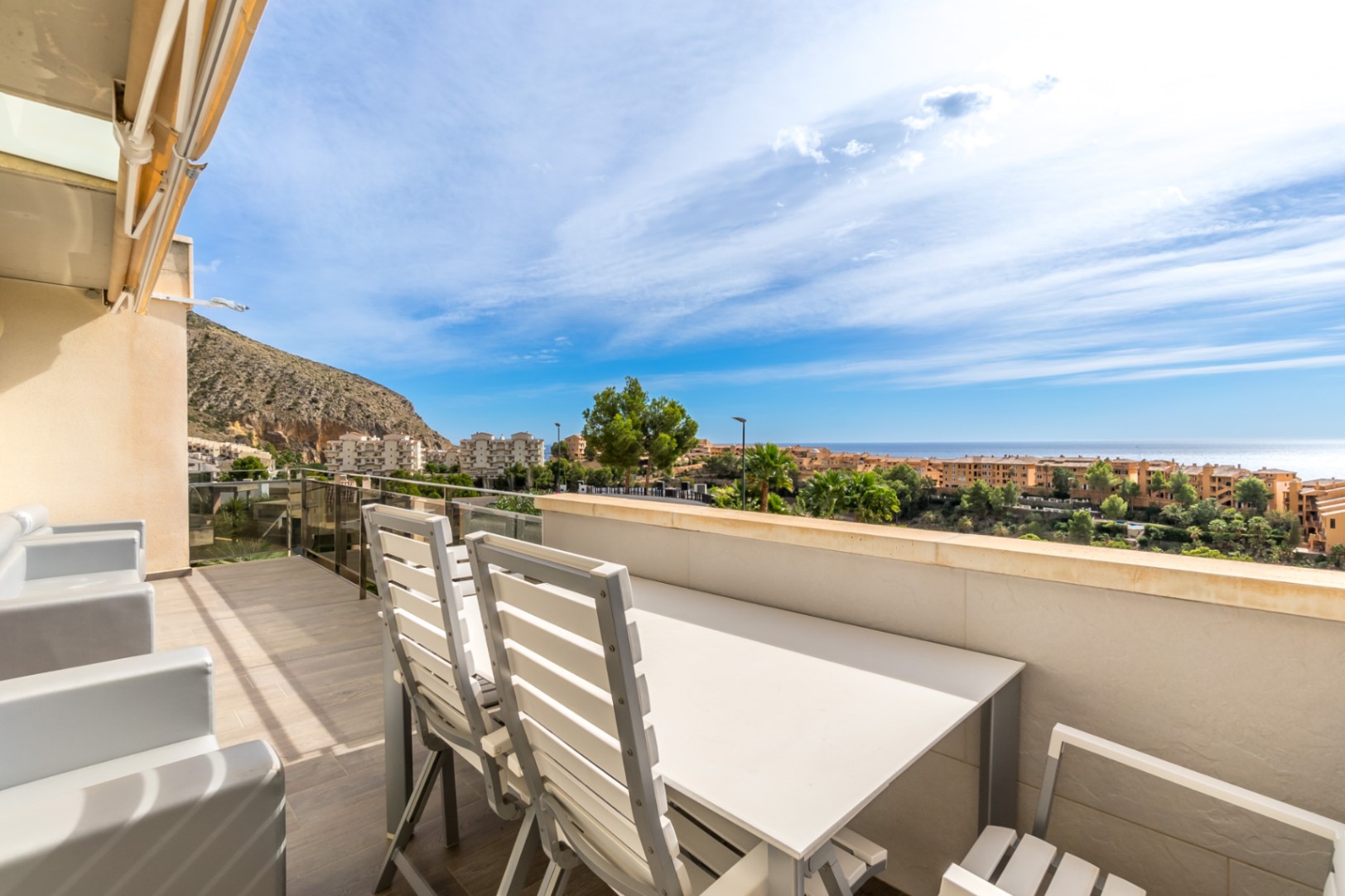 Apartment with sea views in Mascarat