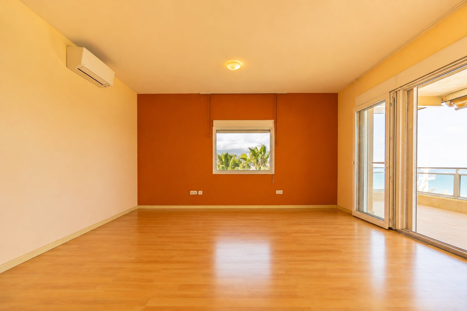 Exklusive Frontlinieneigentumswohnung mit atemberaubendem Panoramameerblick