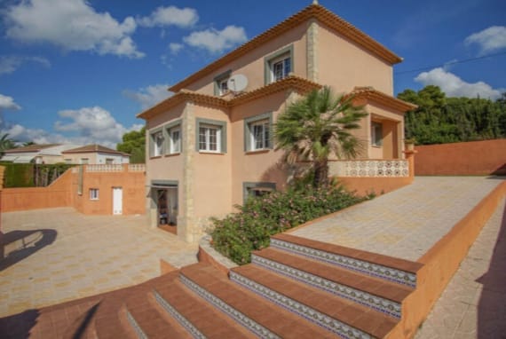 Luxurious villa in Calp (Costa Blanca), ideal for both permanent residence and investment.