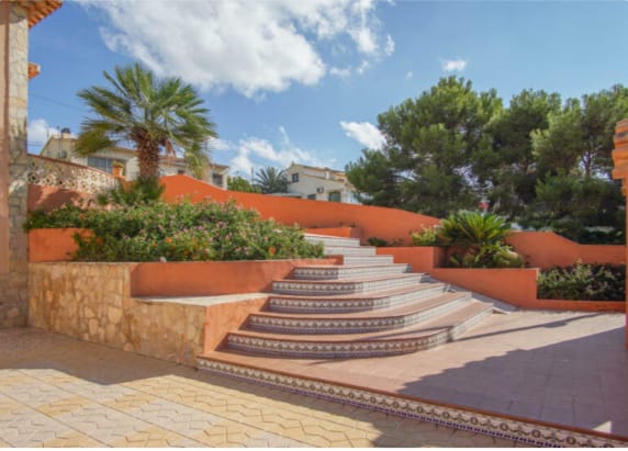 Luxurious villa in Calp (Costa Blanca), ideal for both permanent residence and investment.