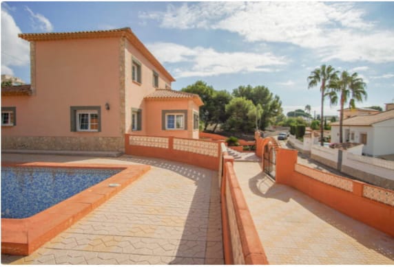 Luxurious villa in Calp (Costa Blanca), ideal for both permanent residence and investment.