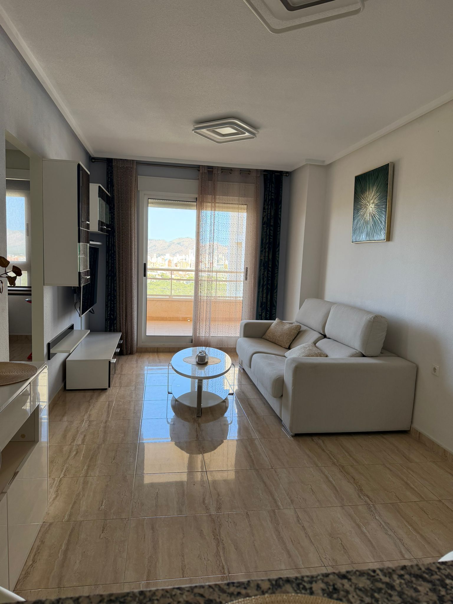 Eksklusiv lejlighed på 18. etage med stor terrasse, havudsigts og garage i Benidorm.