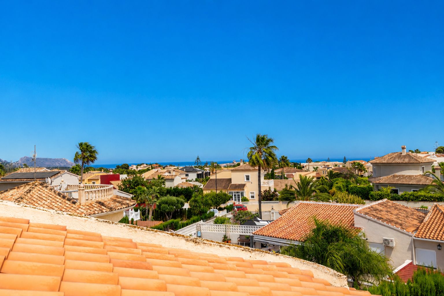 Spacious home with a large terrace and endless possibilities