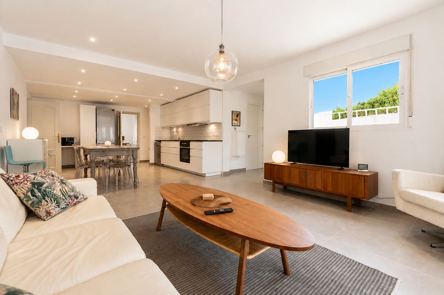 Spacious home with a large terrace and endless possibilities