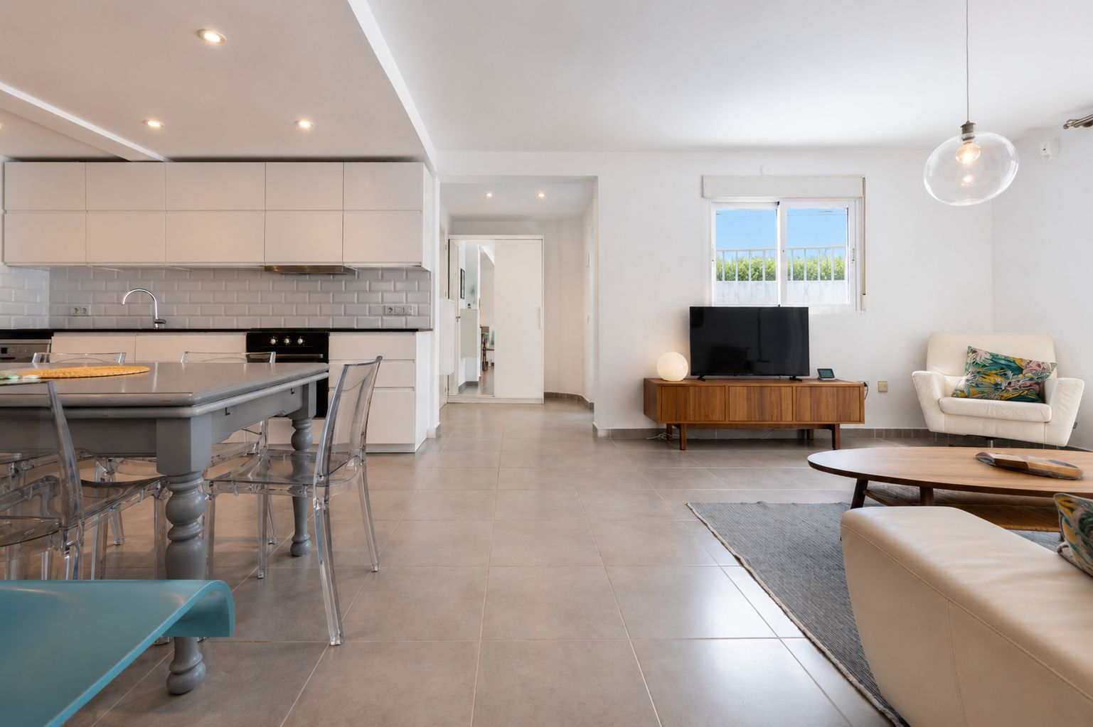 Spacious home with a large terrace and endless possibilities