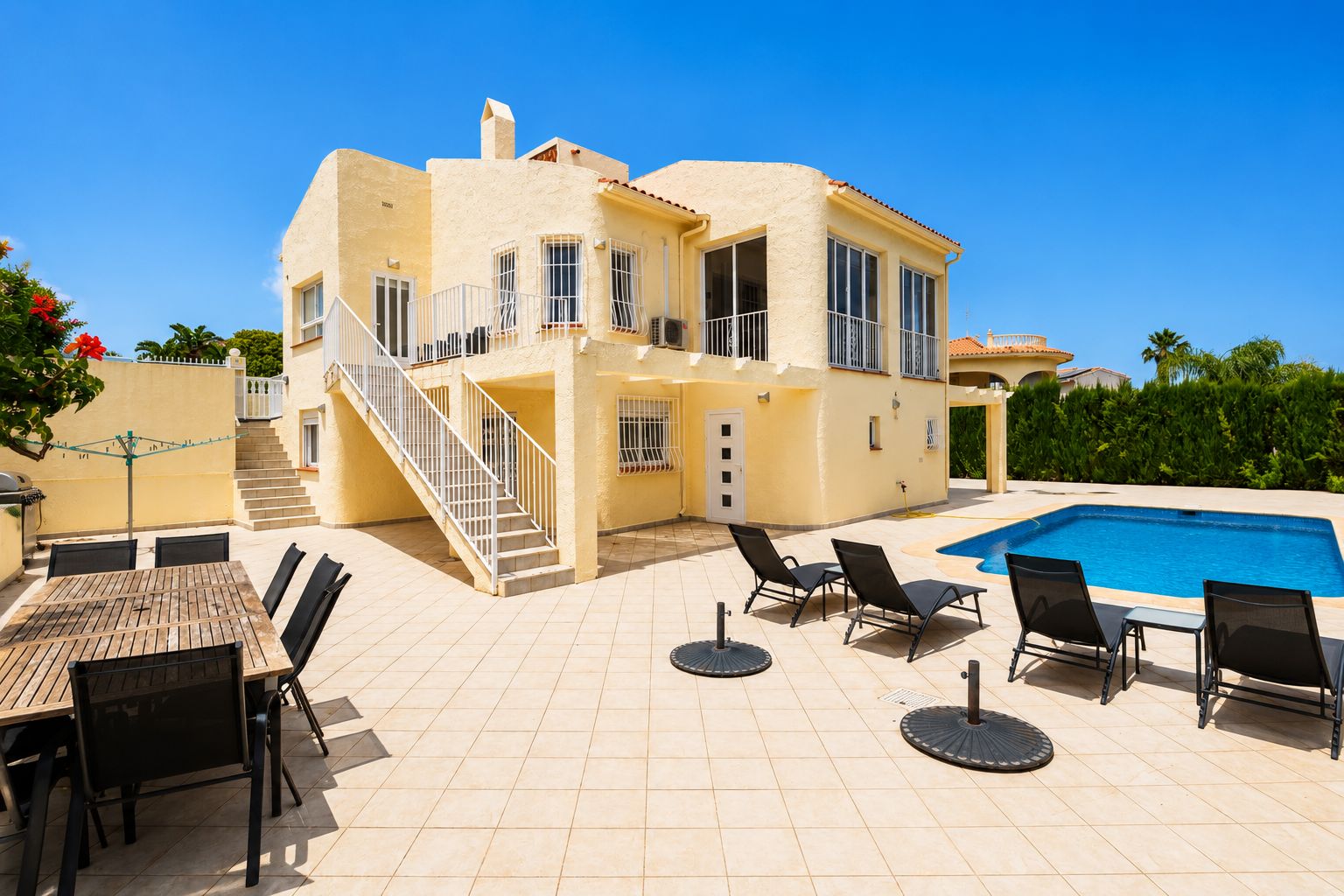 Spacious home with a large terrace and endless possibilities