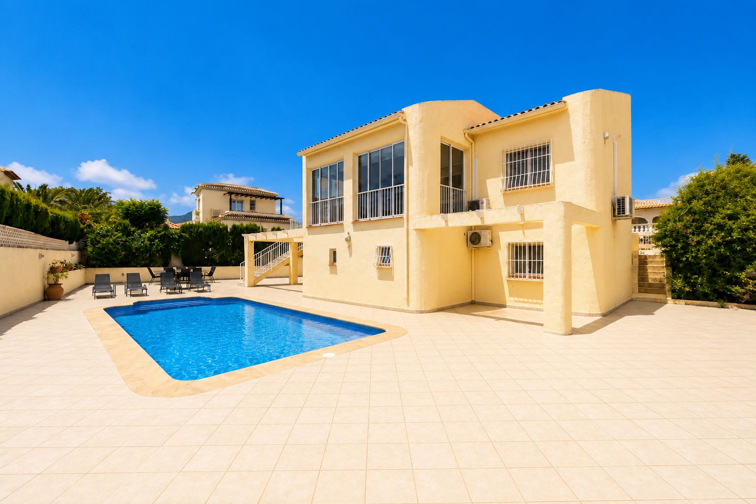 Spacious home with a large terrace and endless possibilities