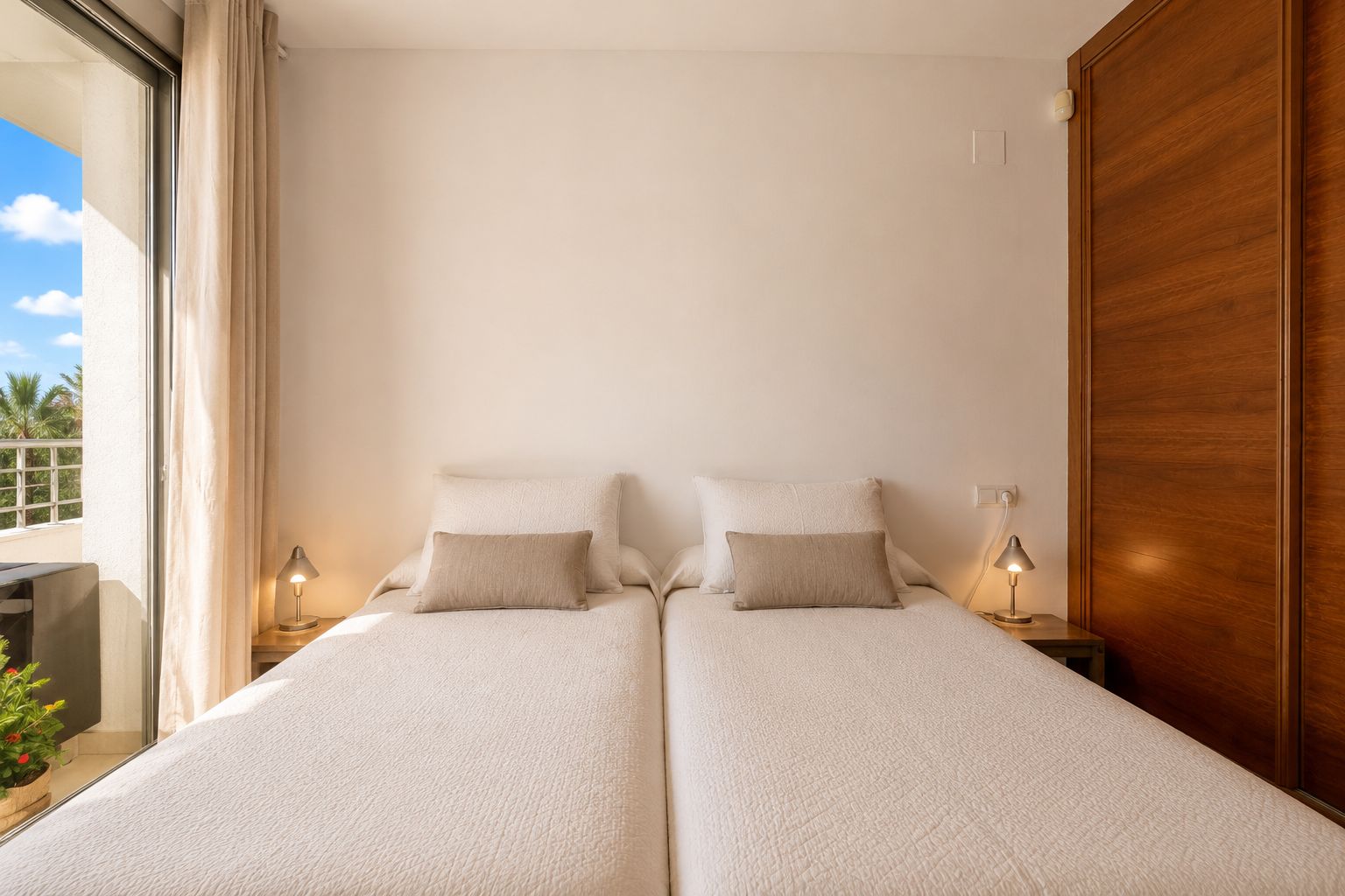 Penthouse Esquinero Exclusivo con Vistas Abiertas a Solo 100 Metros de la Playa de El Albir
