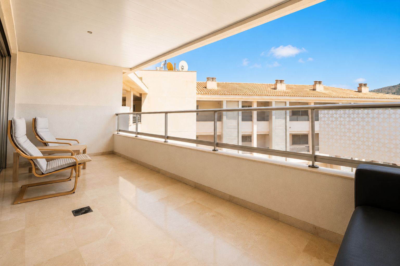 Penthouse Esquinero Exclusivo con Vistas Abiertas a Solo 100 Metros de la Playa de El Albir