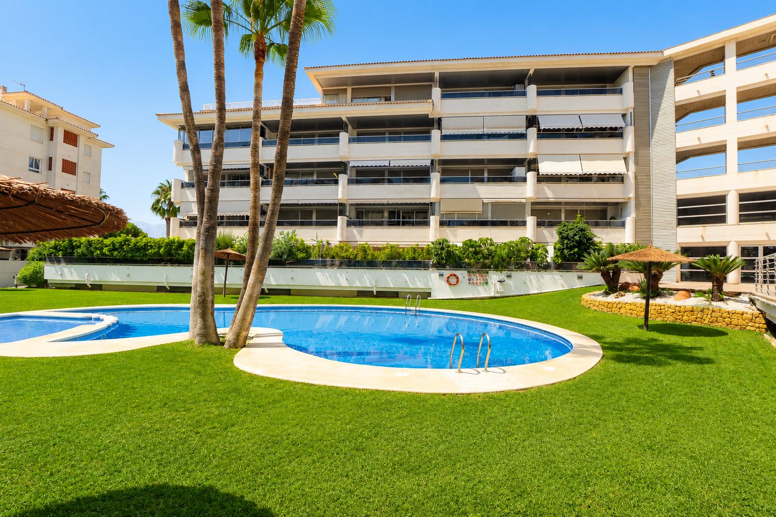 Penthouse Esquinero Exclusivo con Vistas Abiertas a Solo 100 Metros de la Playa de El Albir