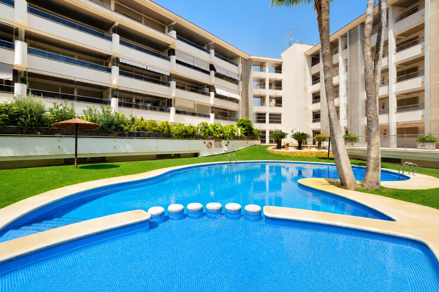 Penthouse Esquinero Exclusivo con Vistas Abiertas a Solo 100 Metros de la Playa de El Albir