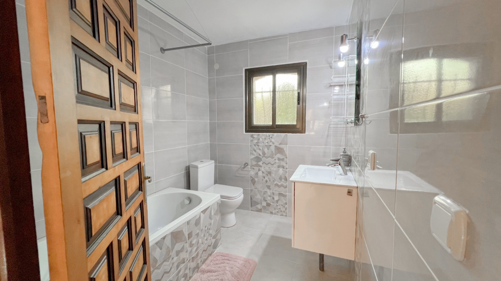 Charming Villa in Walking Distance to the Beach