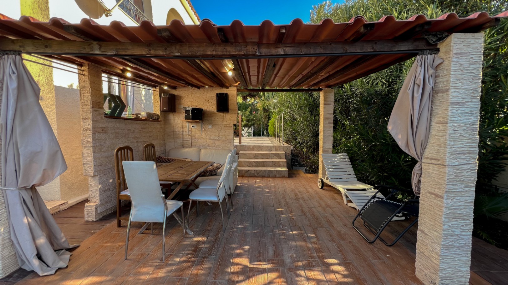 Charming Villa in Walking Distance to the Beach