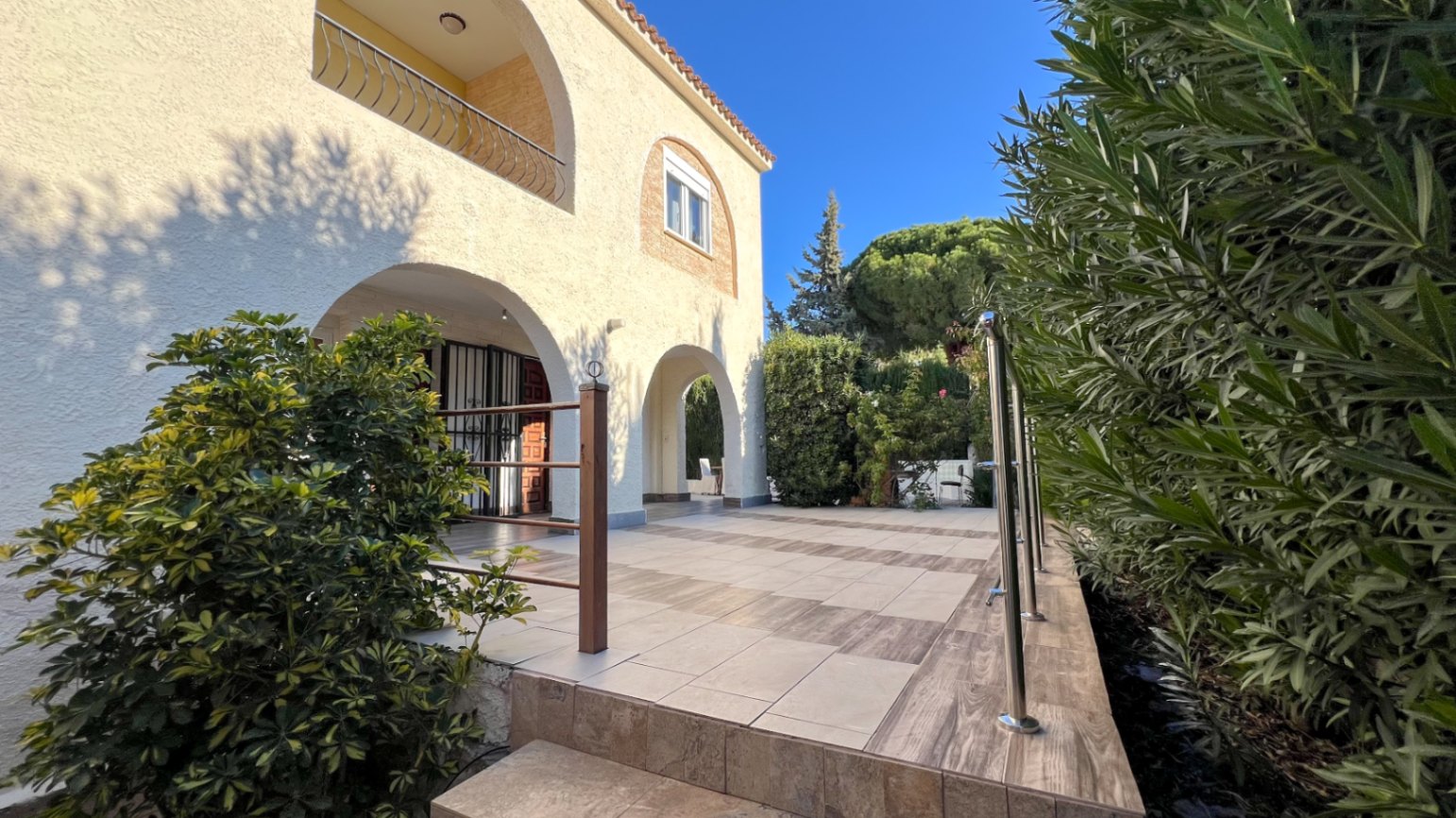 Charming Villa in Walking Distance to the Beach
