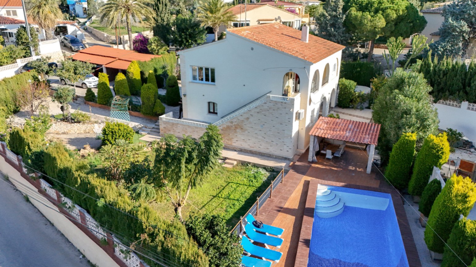 Charming Villa in Walking Distance to the Beach