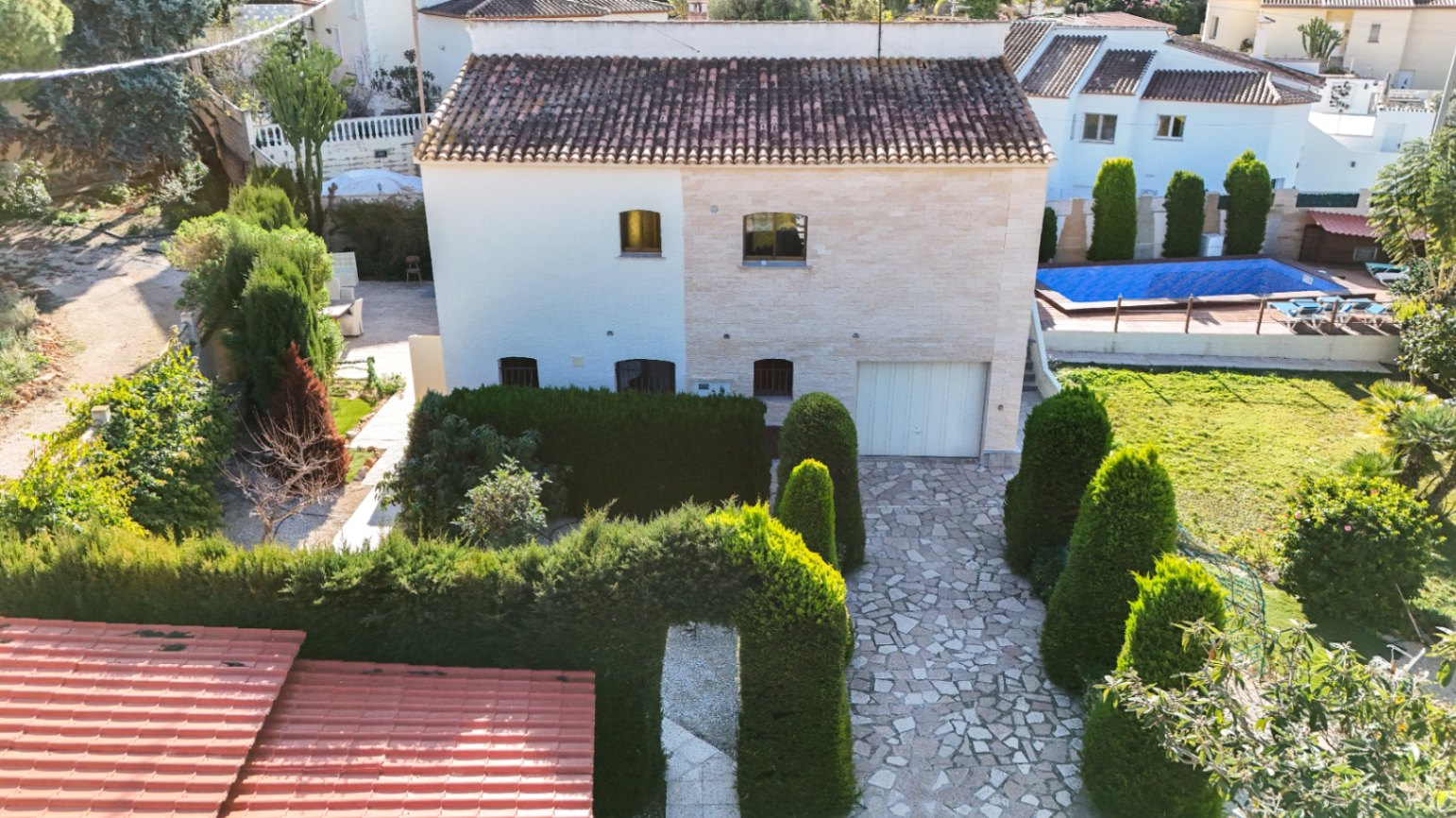 Charming Villa in Walking Distance to the Beach