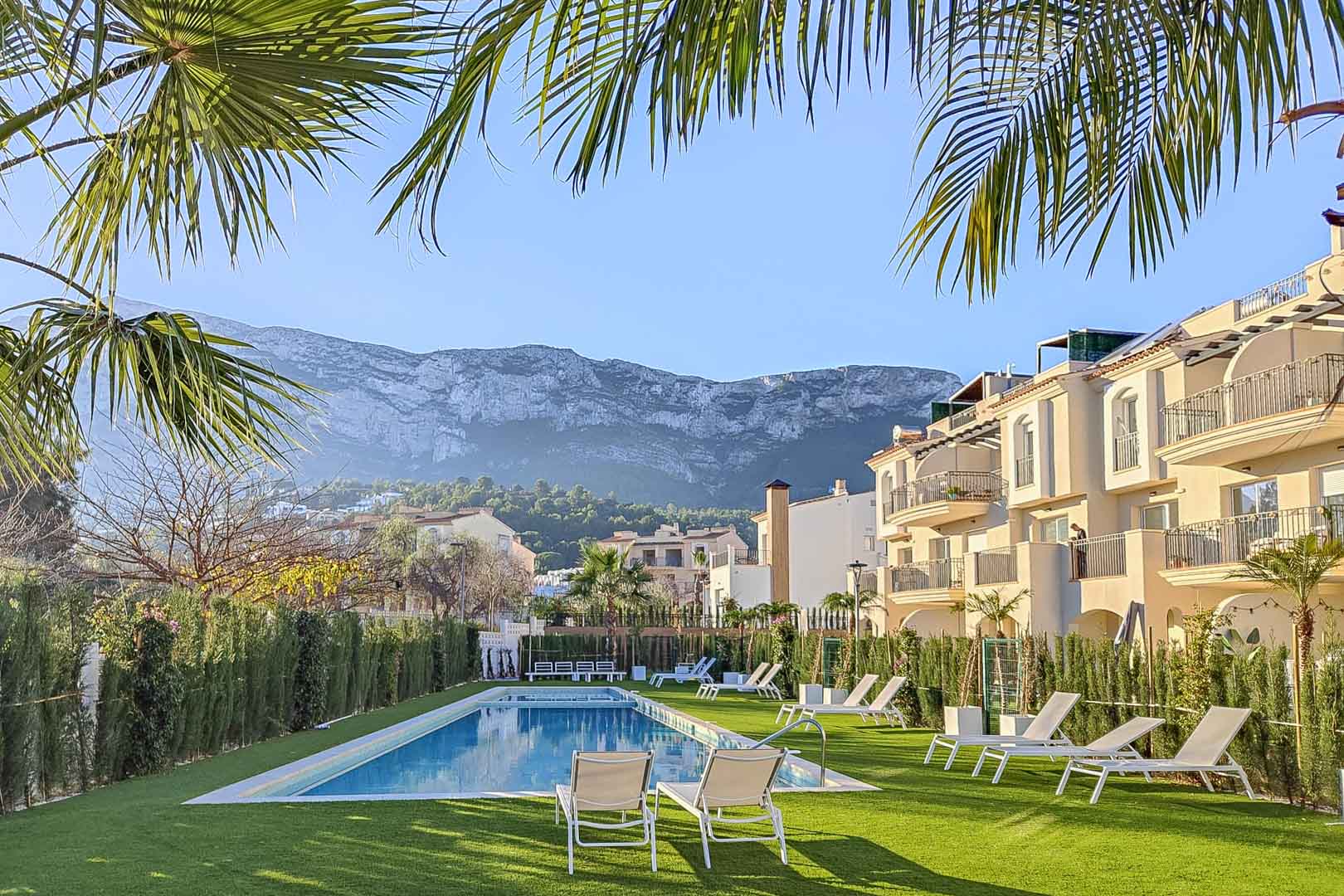 Modern apartment with panoramic views of Montgó and private solarium, Dénia