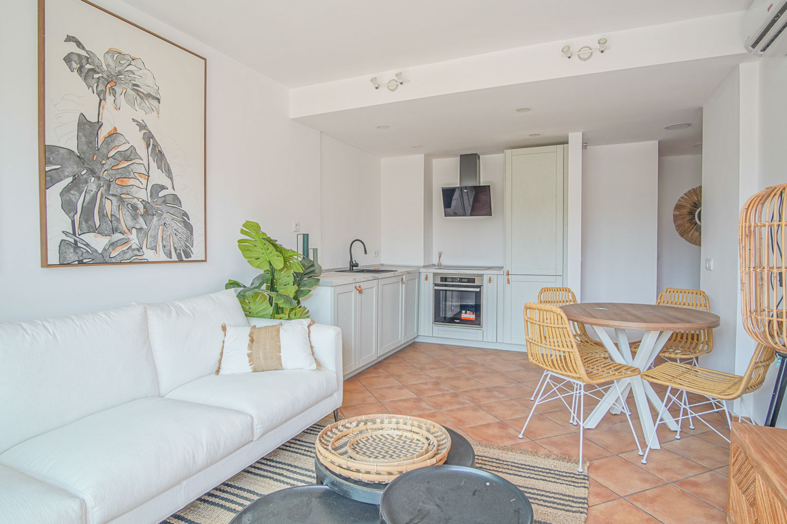 Modern apartment with panoramic views of Montgó and private solarium, Dénia