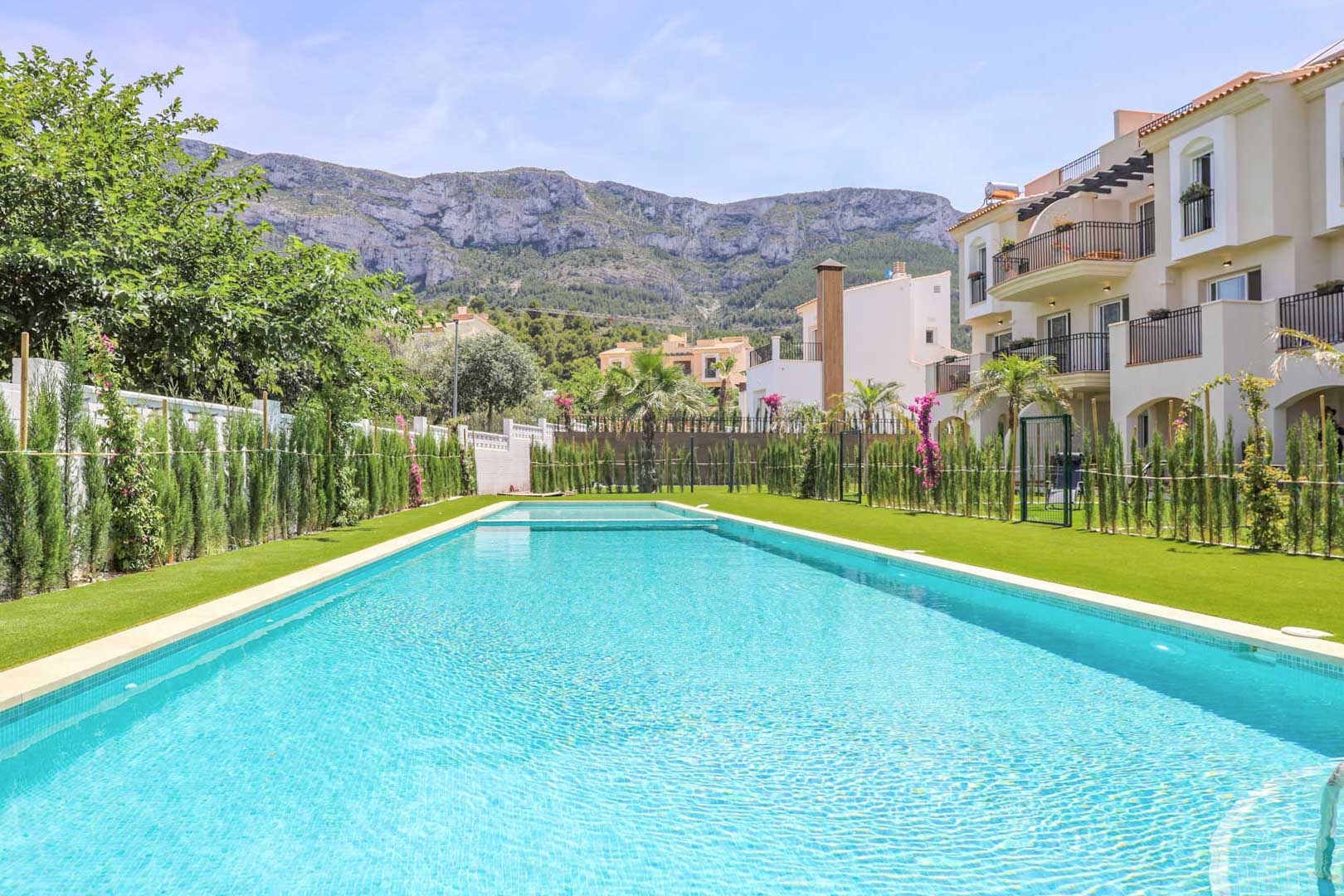 Modern apartment with panoramic views of Montgó and private solarium, Dénia