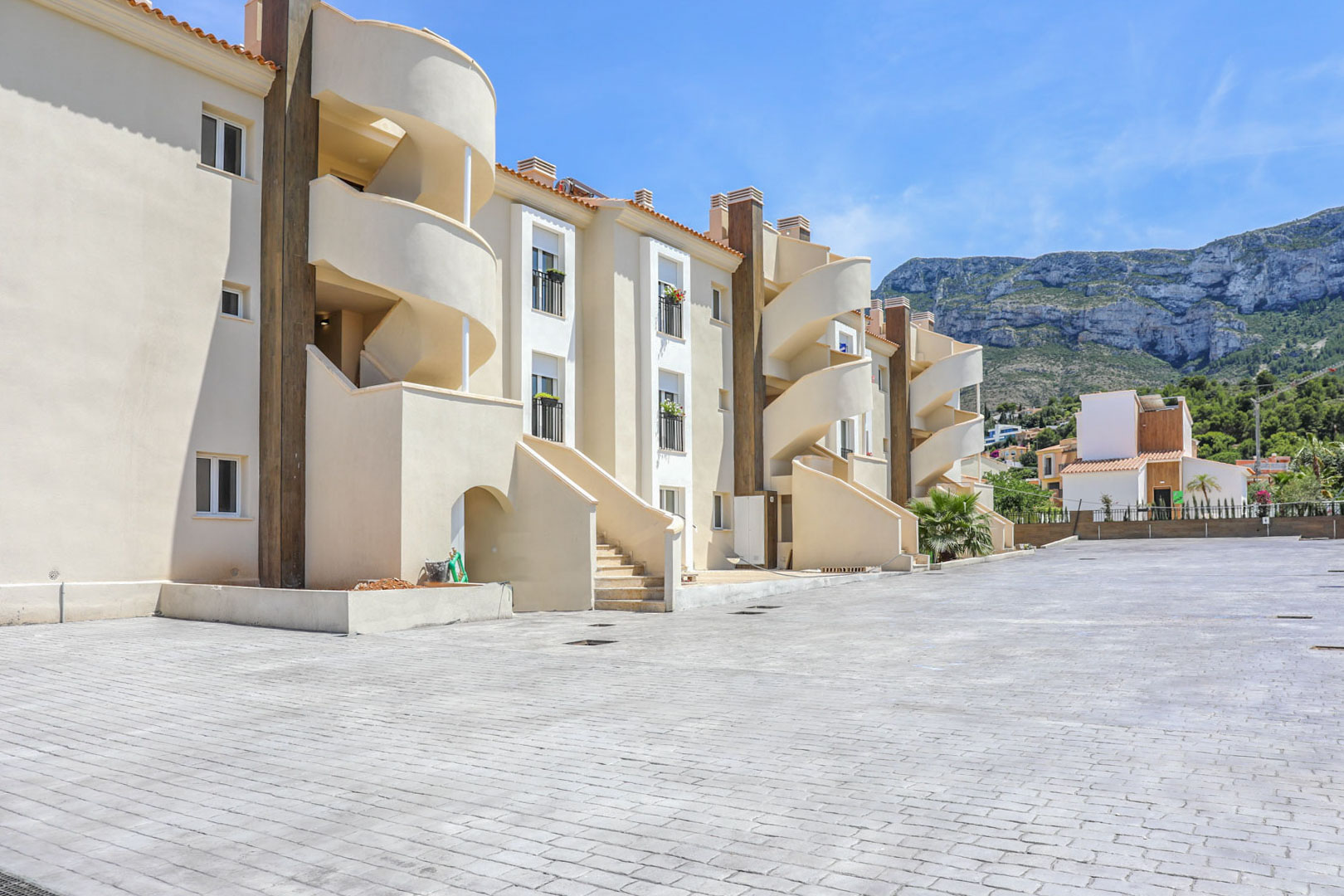 Modern apartment with panoramic views of Montgó and private solarium, Dénia