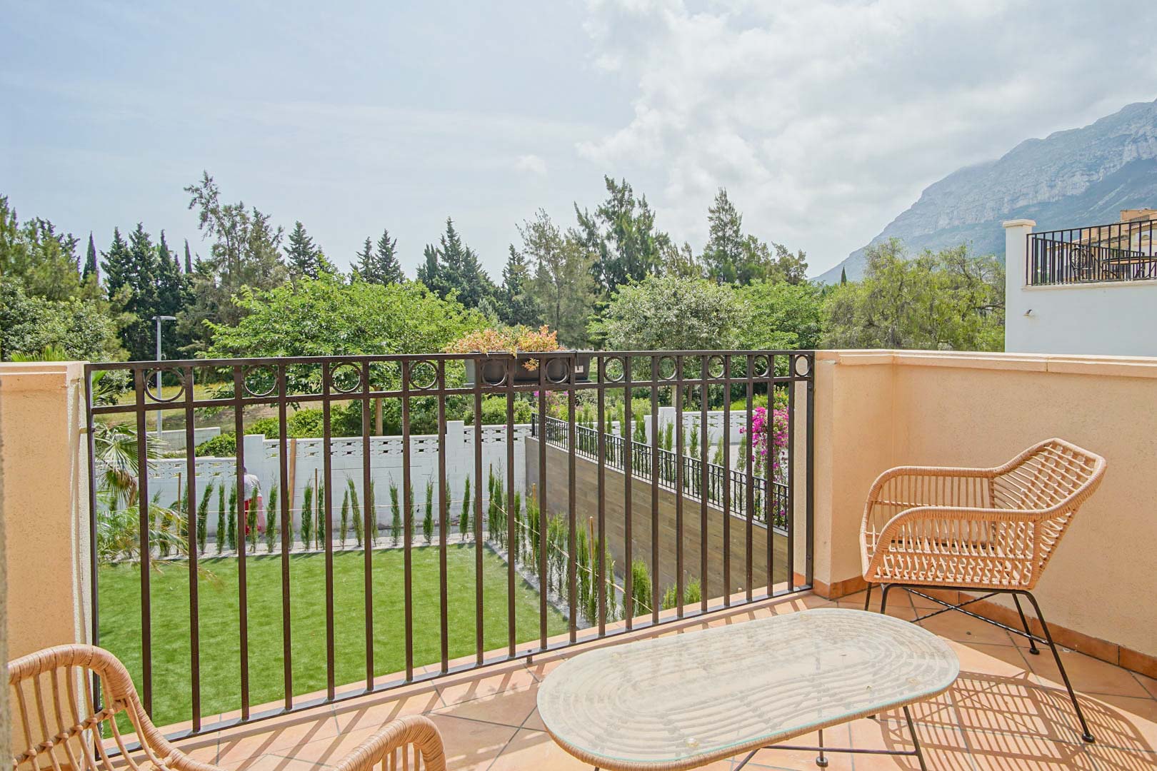 Modern apartment with panoramic views of Montgó and private solarium, Dénia