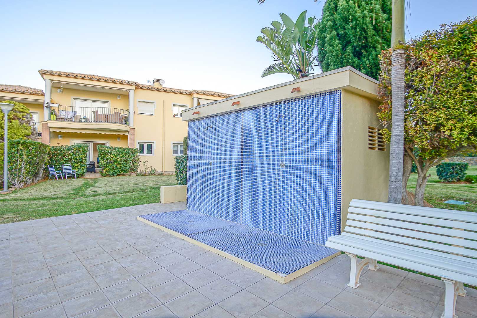 Charming Ground-Floor Apartment with Terrace and Montgó View, Denia