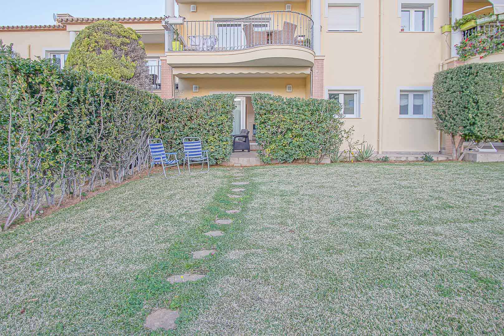Charming Ground-Floor Apartment with Terrace and Montgó View, Denia