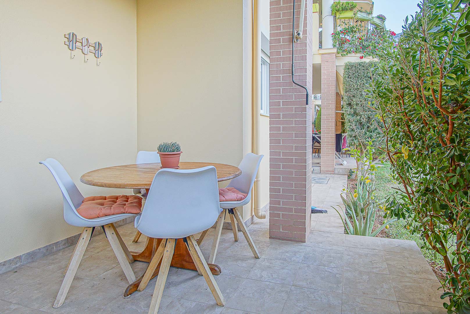 Charming Ground-Floor Apartment with Terrace and Montgó View, Denia