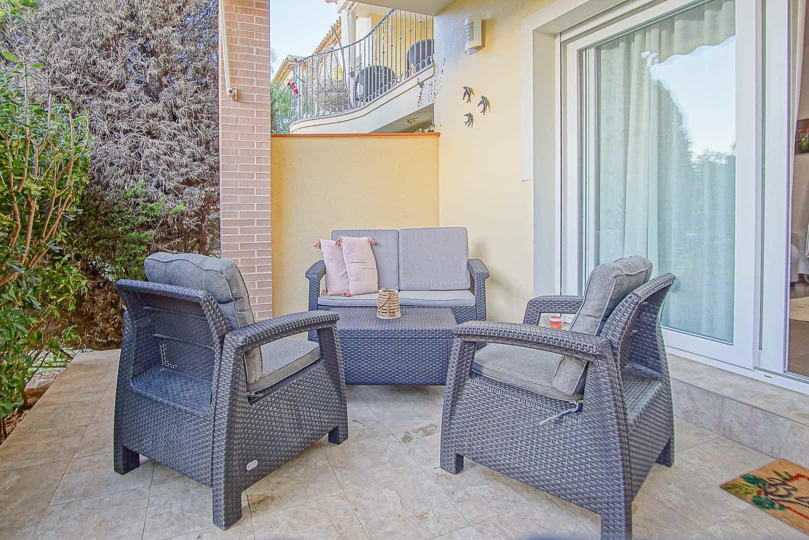 Charming Ground-Floor Apartment with Terrace and Montgó View, Denia