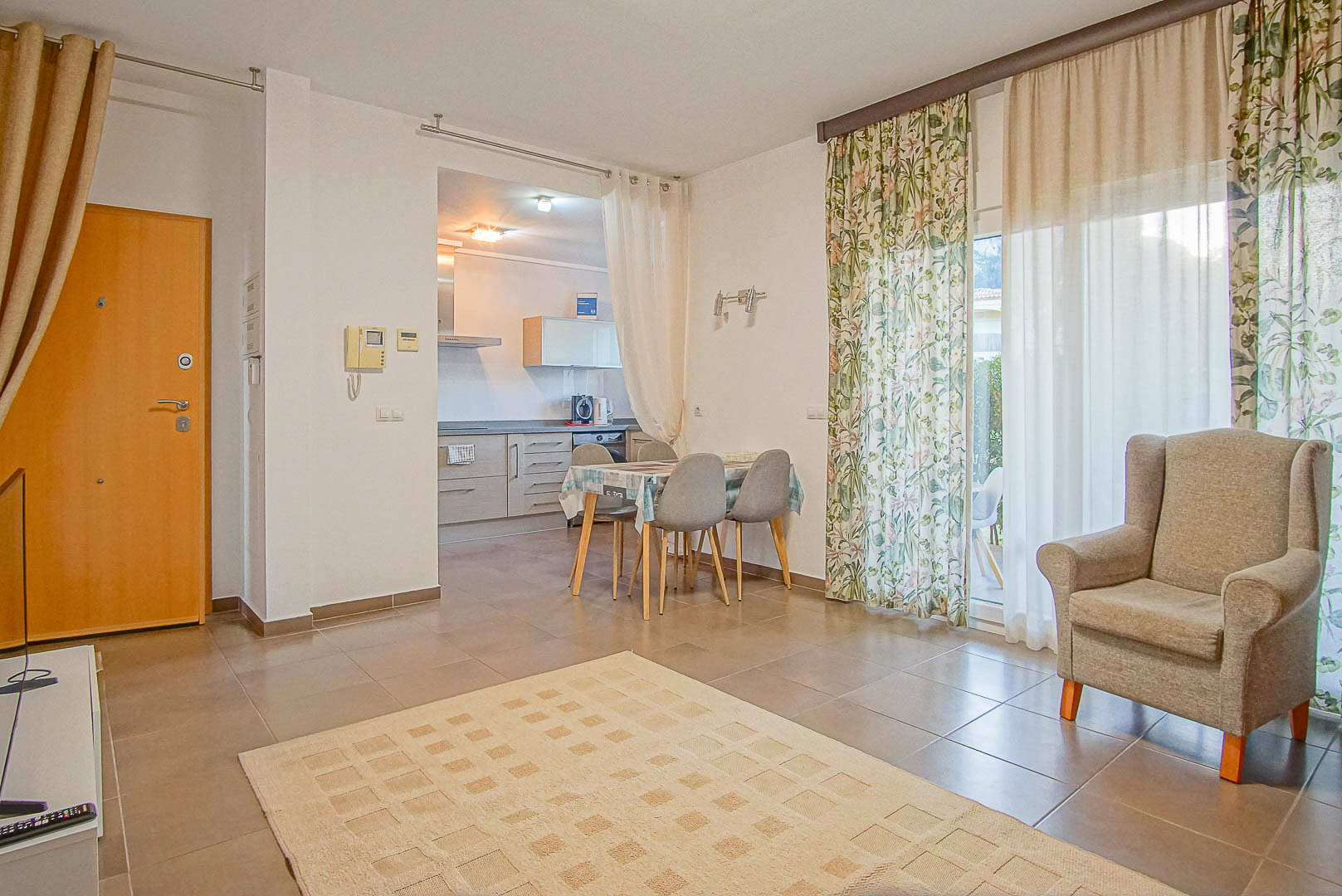 Charming Ground-Floor Apartment with Terrace and Montgó View, Denia