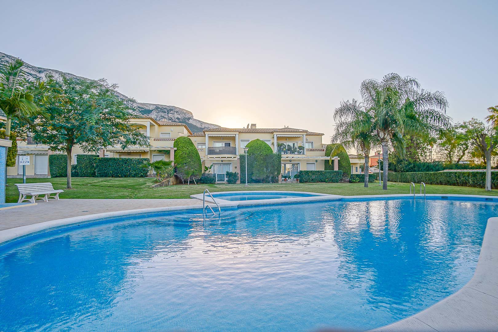 Charming Ground-Floor Apartment with Terrace and Montgó View, Denia