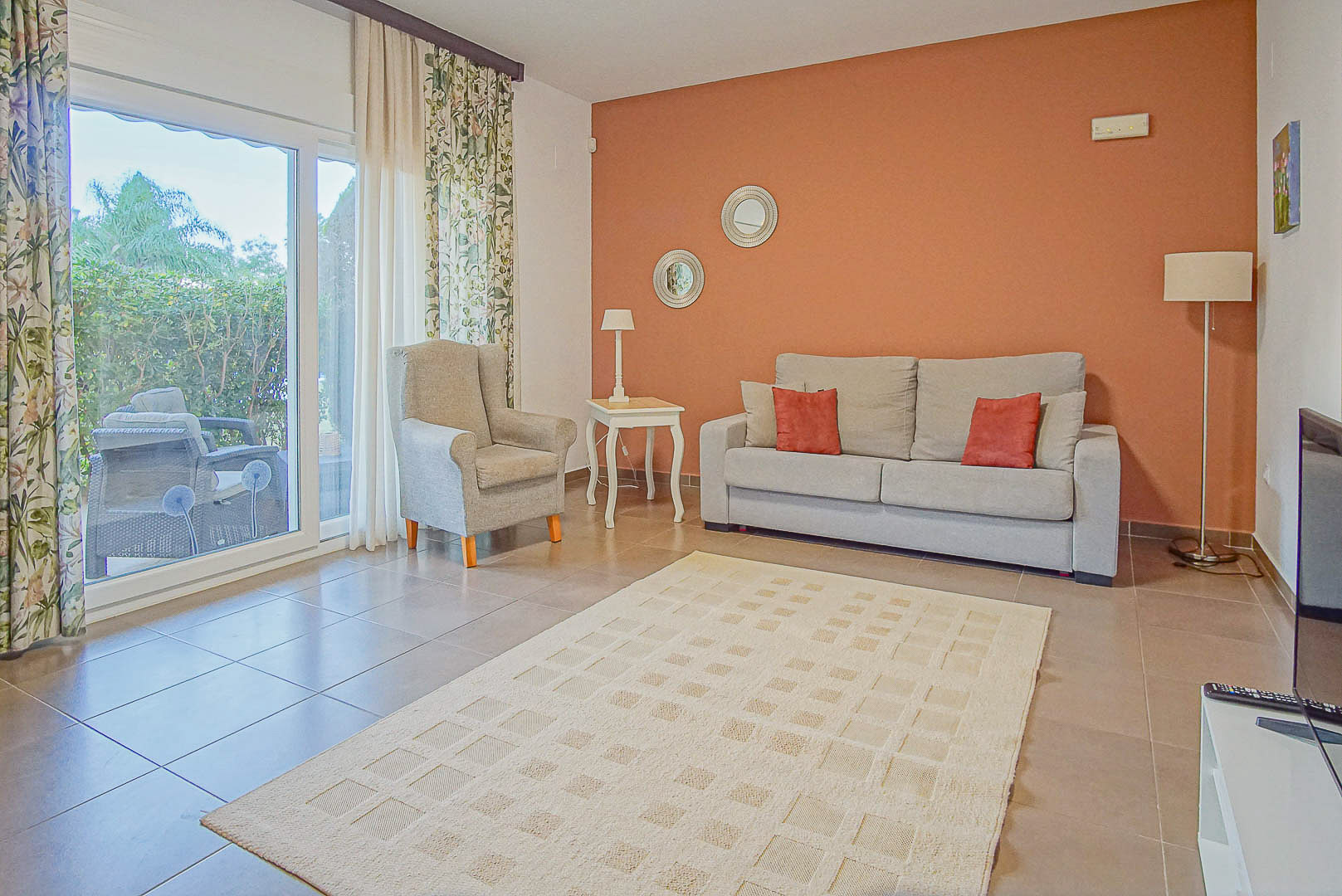 Charming Ground-Floor Apartment with Terrace and Montgó View, Denia