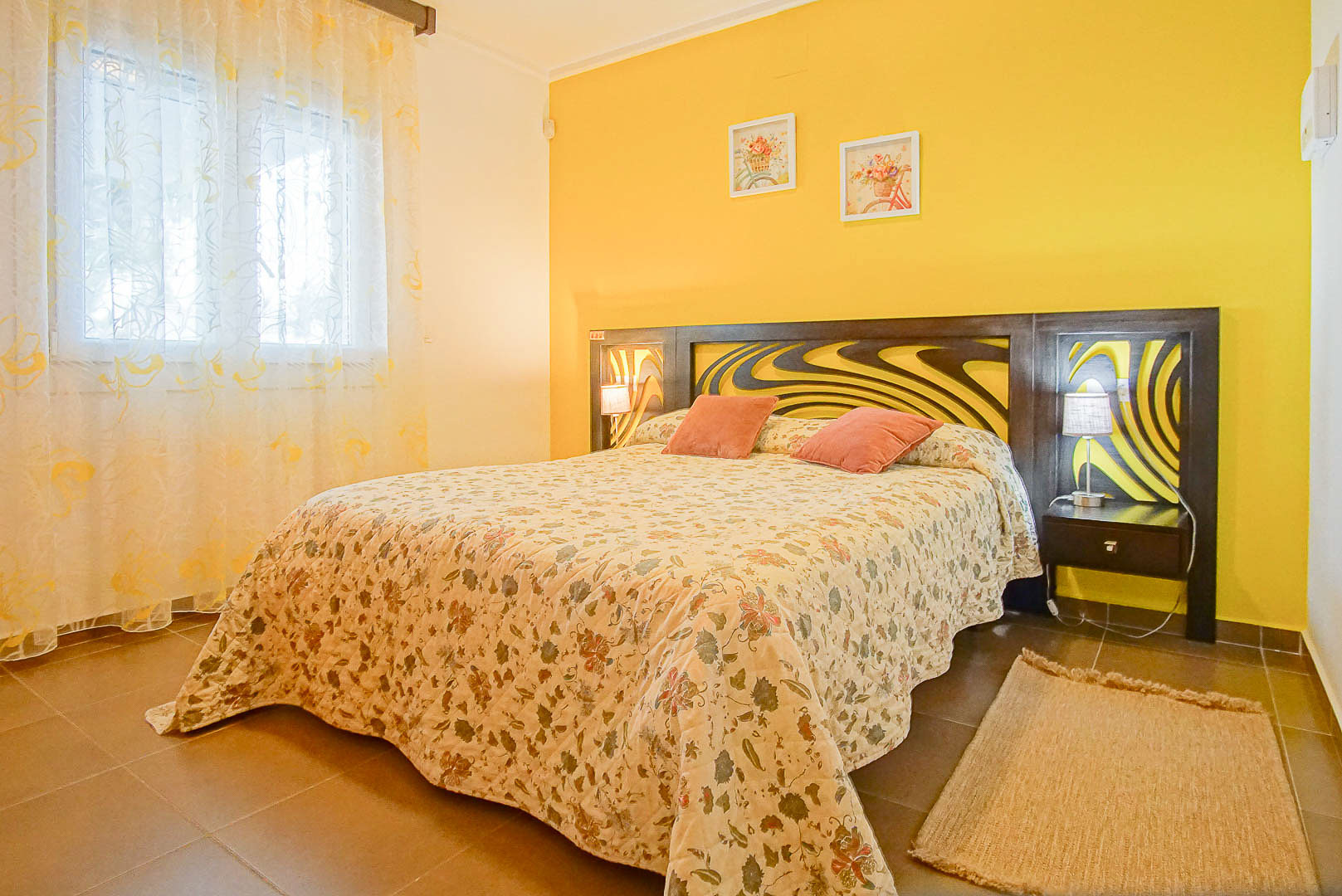 Charming Ground-Floor Apartment with Terrace and Montgó View, Denia