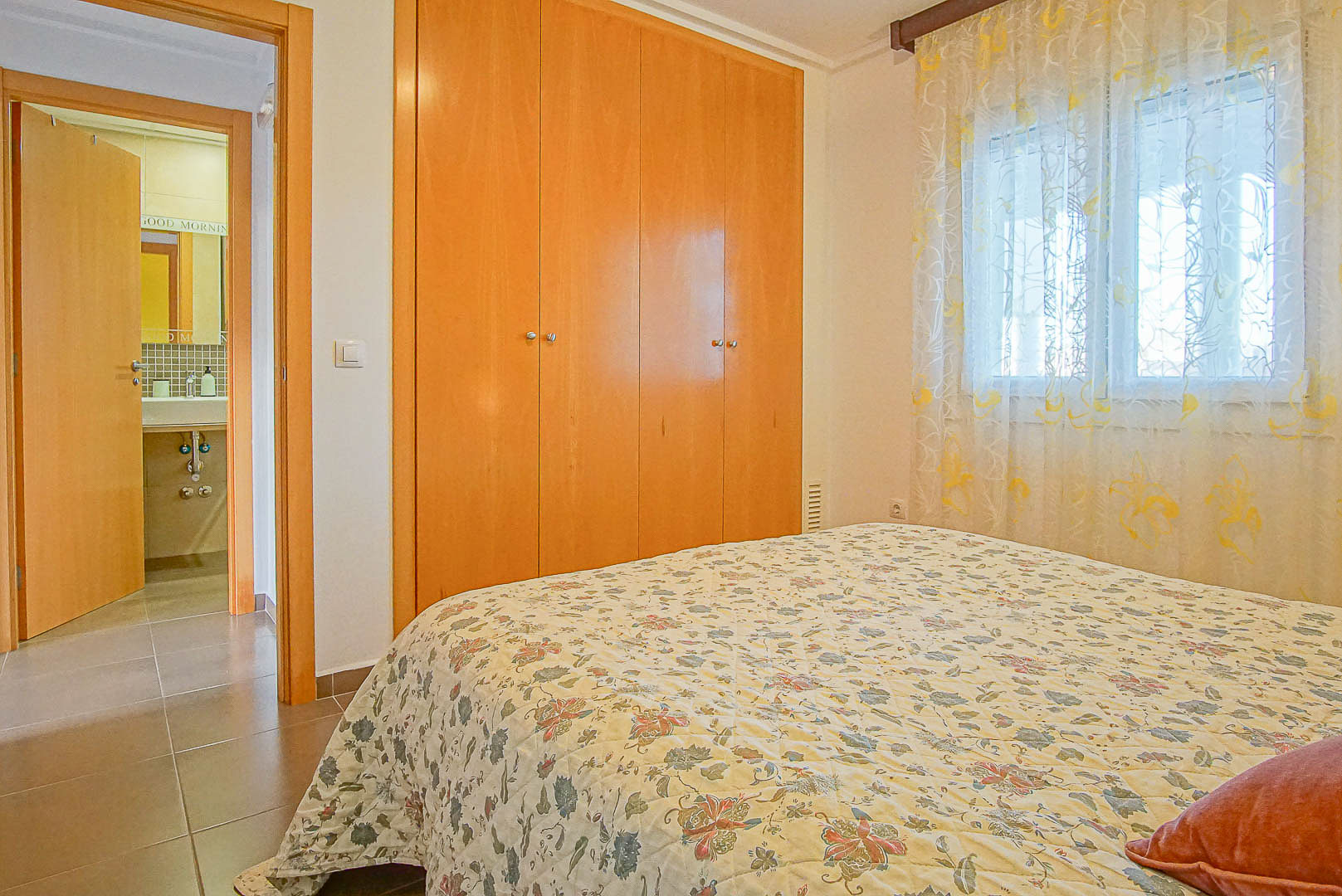 Charming Ground-Floor Apartment with Terrace and Montgó View, Denia