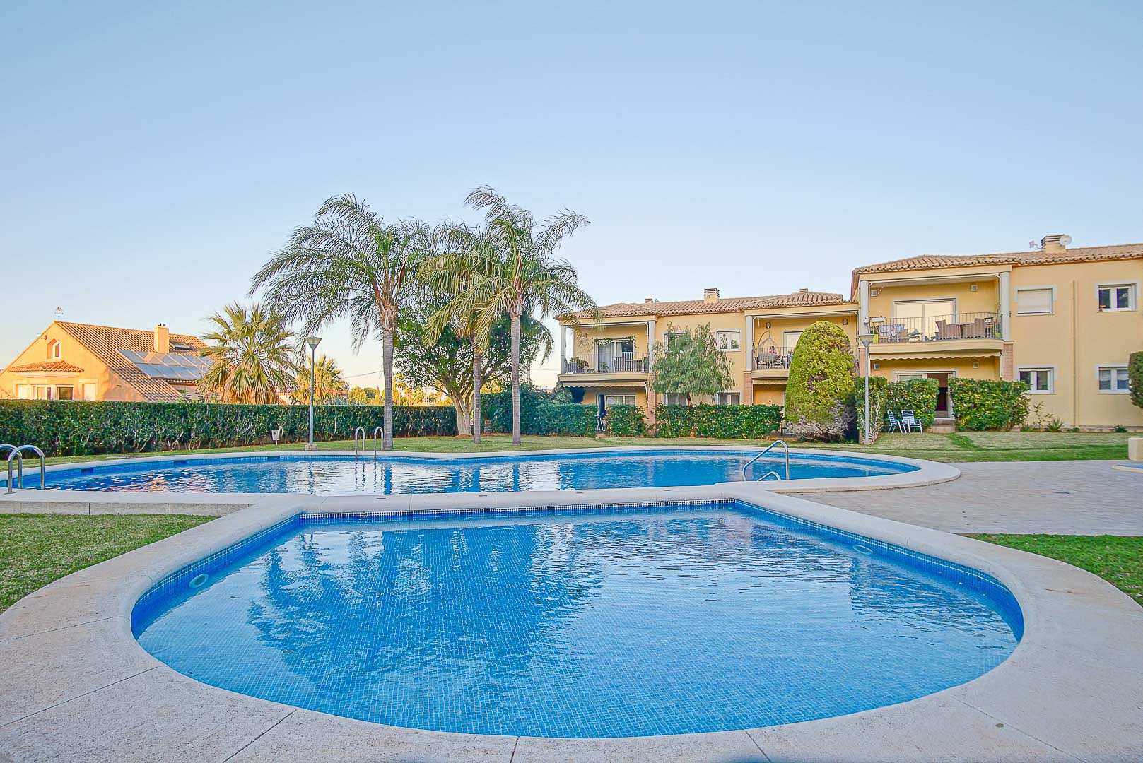 Charming Ground-Floor Apartment with Terrace and Montgó View, Denia