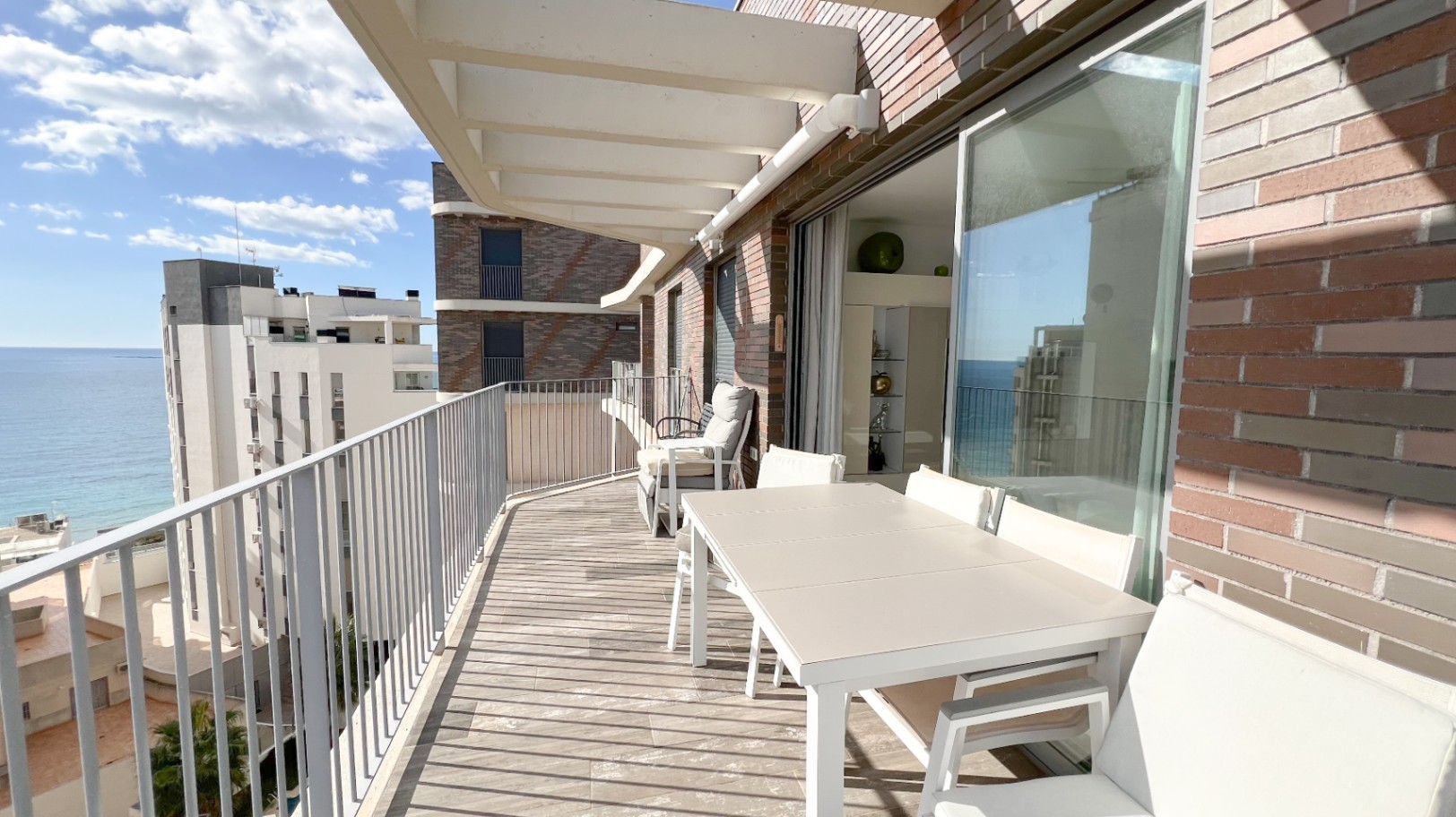 Luxurious Modern Penthouse Apartment in Superb Location by the Beach with Sea Views