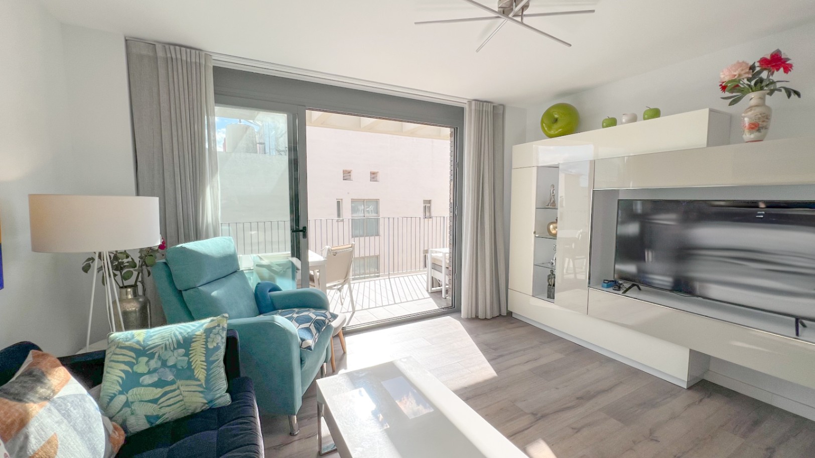 Luxurious Modern Penthouse Apartment in Superb Location by the Beach with Sea Views