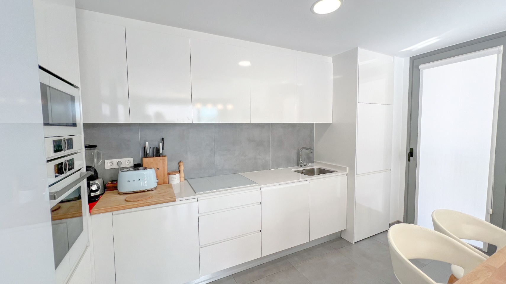 Luxurious Modern Penthouse Apartment in Superb Location by the Beach with Sea Views