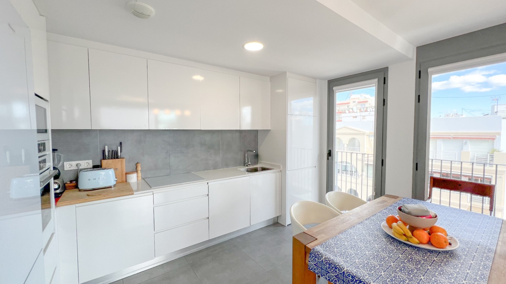 Luxurious Modern Penthouse Apartment in Superb Location by the Beach with Sea Views