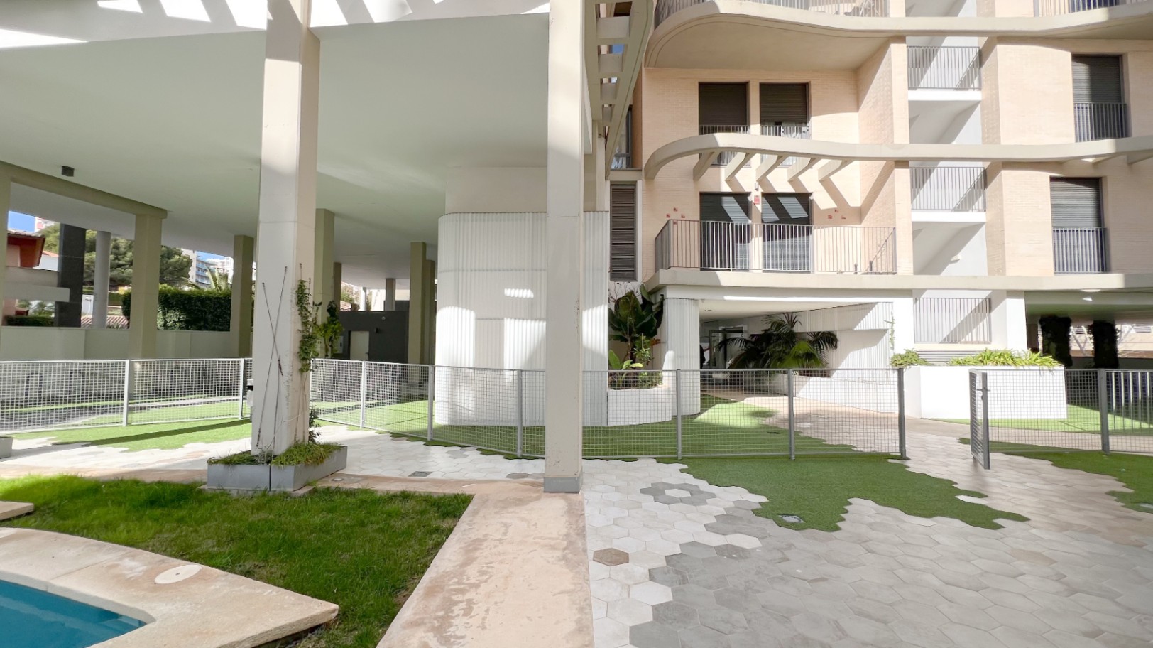 Luxurious Modern Penthouse Apartment in Superb Location by the Beach with Sea Views
